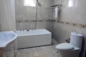 Villa panorámica, 4 habitaciones, balcón, vista al mar | Baño | Amenidades de baño gratuitas, secadora de cabello, pantuflas, toallas 