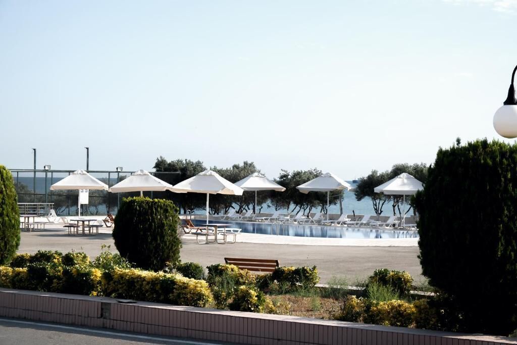 Villa panorámica, 4 habitaciones, balcón, vista al mar | Restaurante al aire libre