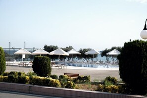 Villa panorámica, 4 habitaciones, balcón, vista al mar | Restaurante al aire libre