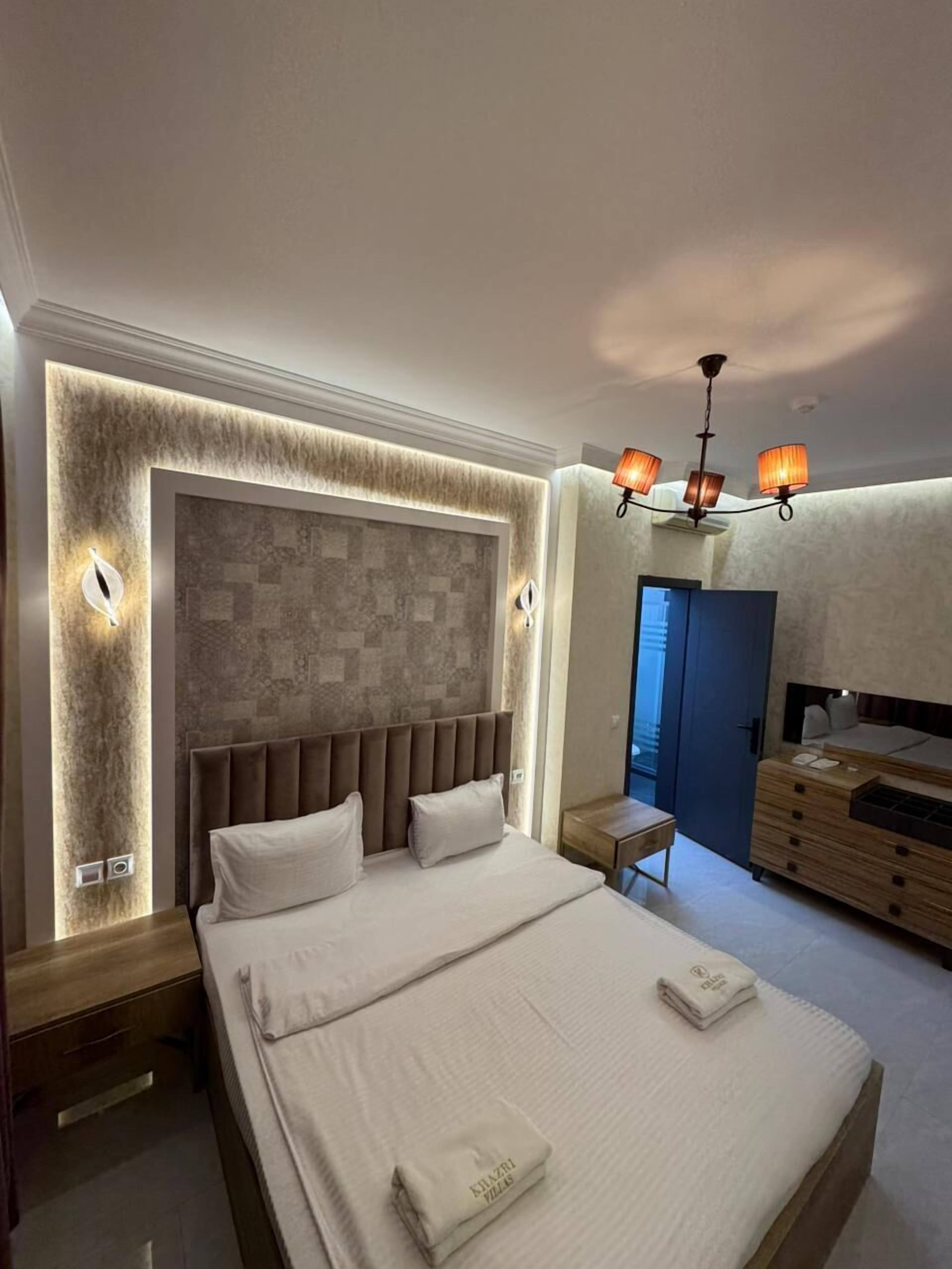 Premium bedding, in-room safe, blackout drapes, soundproofing