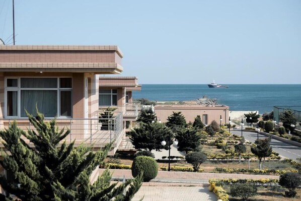 Villa Deluxe, balcón, vista al mar | Vista frontal de la propiedad