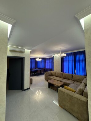 Premium bedding, in-room safe, blackout drapes, soundproofing