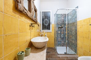 Een douche, een haardroger, handdoeken
