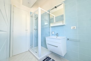 Shower, bidet, towels - P095 - Porto Recanati, new three-room apartment  (Porto Recanati)