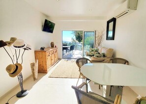 Living area - Bandol!! downstairs garden house on quiet hillside. (Bandol)