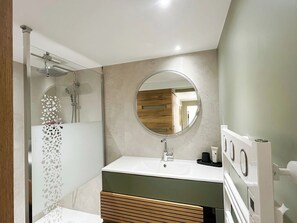 Bathroom - Bandol!! downstairs garden house on quiet hillside. (Bandol)