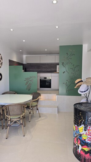 Dining - Bandol!! downstairs garden house on quiet hillside. (Bandol)