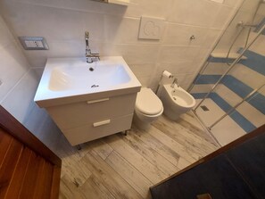 Shower, towels - Villa Pinus Village – Relax just steps from the sea (Santa Margherita di Pula)