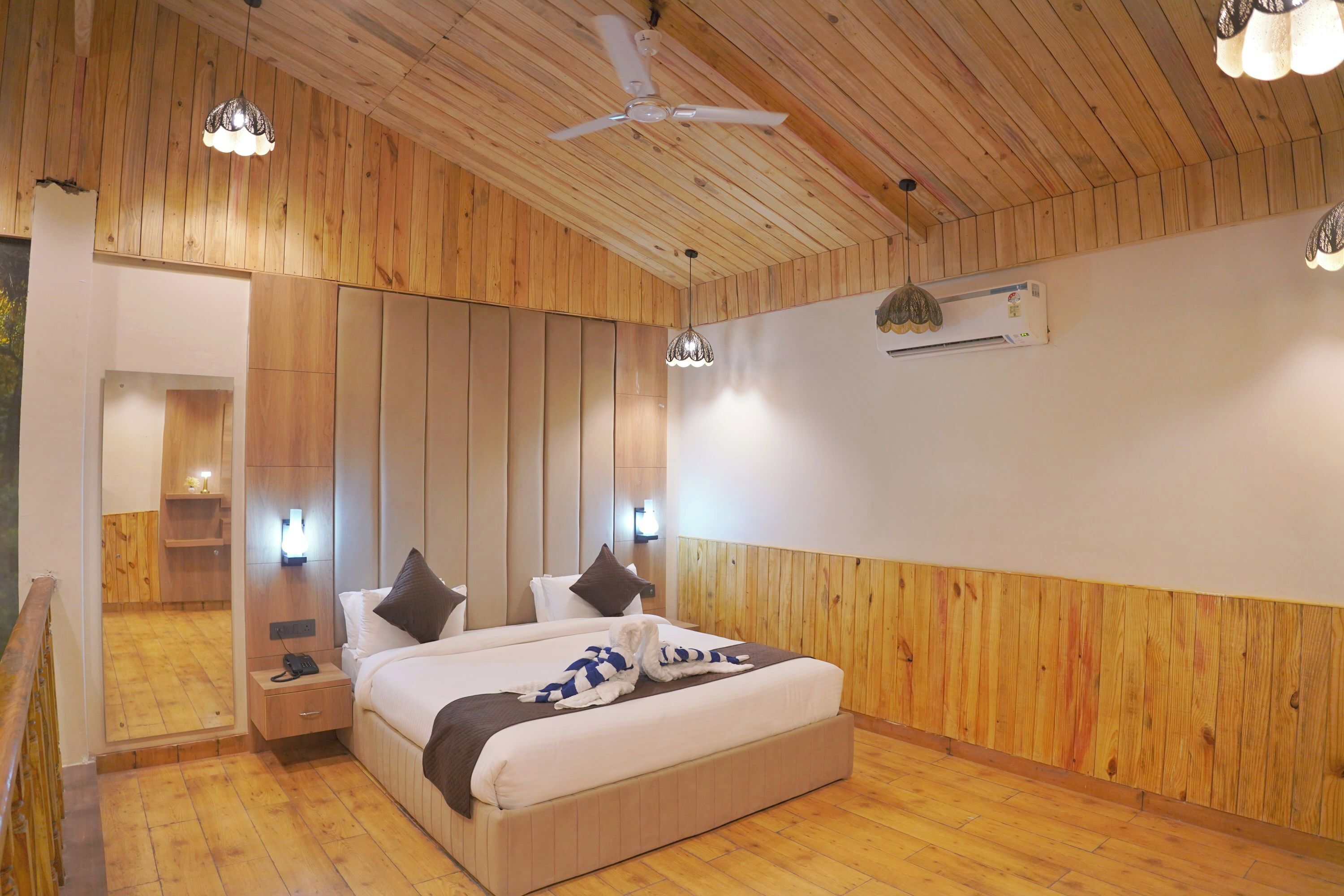 Deluxe Double Room | Laptop workspace, free WiFi