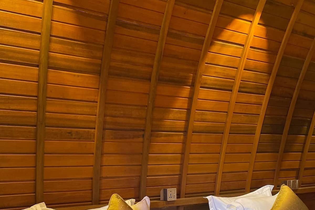 Suite familiar, balcón, vista al jardín | Minibar, escritorio, wifi gratis y ropa de cama
