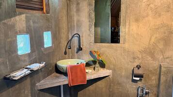 Ein Badezimmer mit Waschbecken, Spiegel, Handtuch und Dusche.