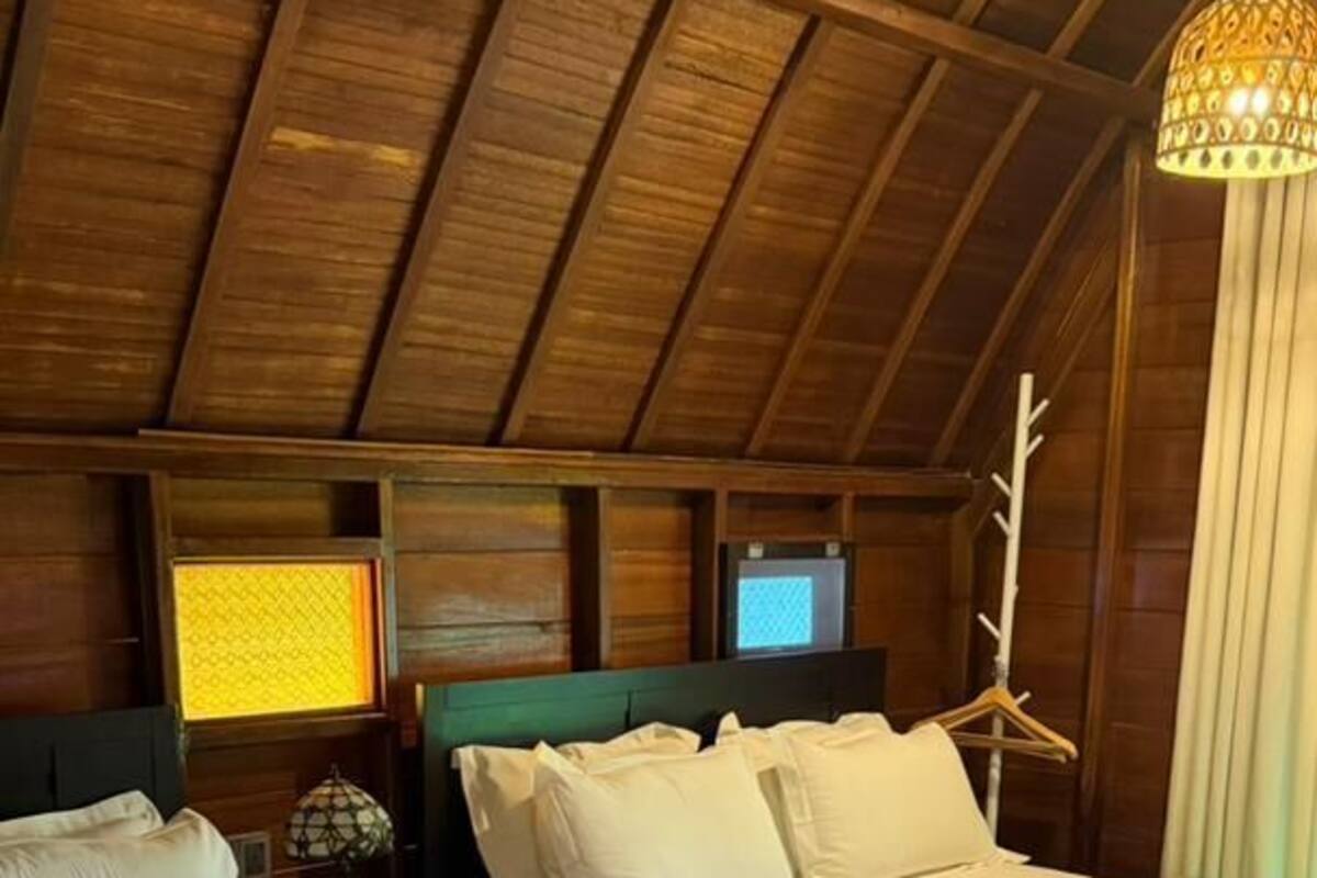 Rom – deluxe, balkong, hageutsikt | Minibar, skrivebord, wi-fi (inkludert) og sengetøy