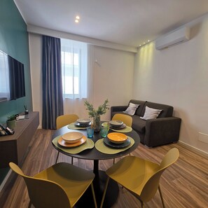 Apartamento, balcón, vistas al mar | Restauración