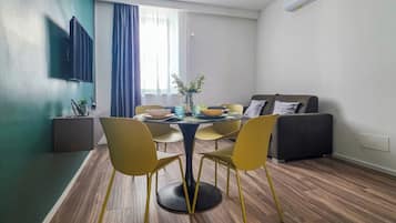 Apartamento, sacada, vista para o mar | Opções para refeição