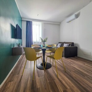 Apartamento, sacada, vista para o mar | Opções para refeição