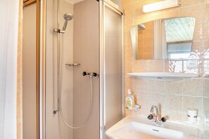 Shower, hair dryer, towels