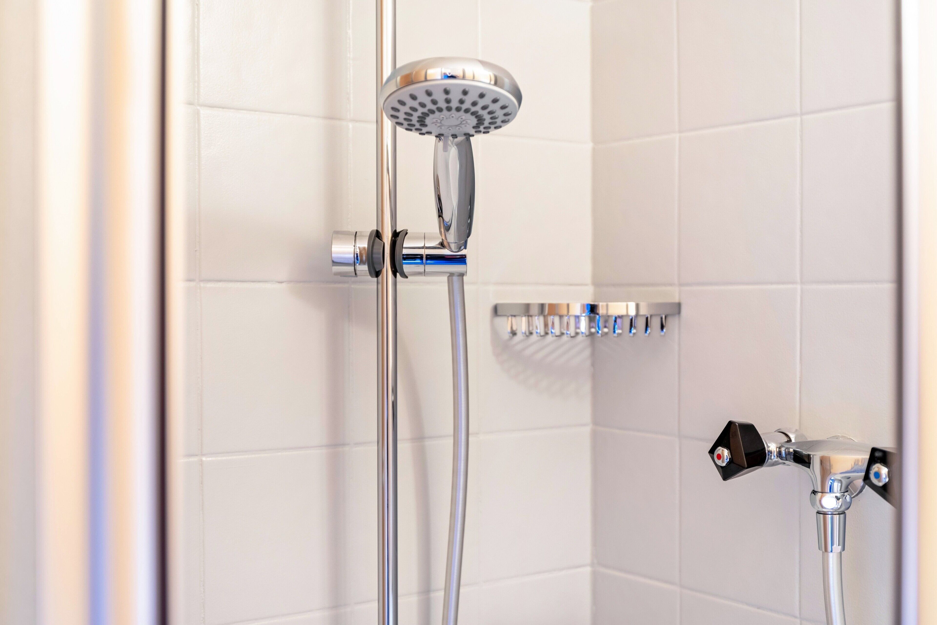 Douche, sèche-cheveux, serviettes fournies