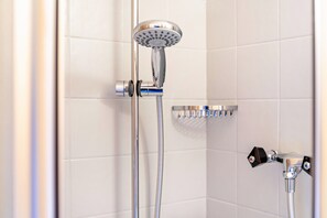 Ducha, secador de pelo y toallas