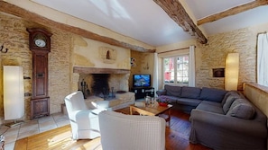 Fernseher, Kamin, Tischtennisplatte
