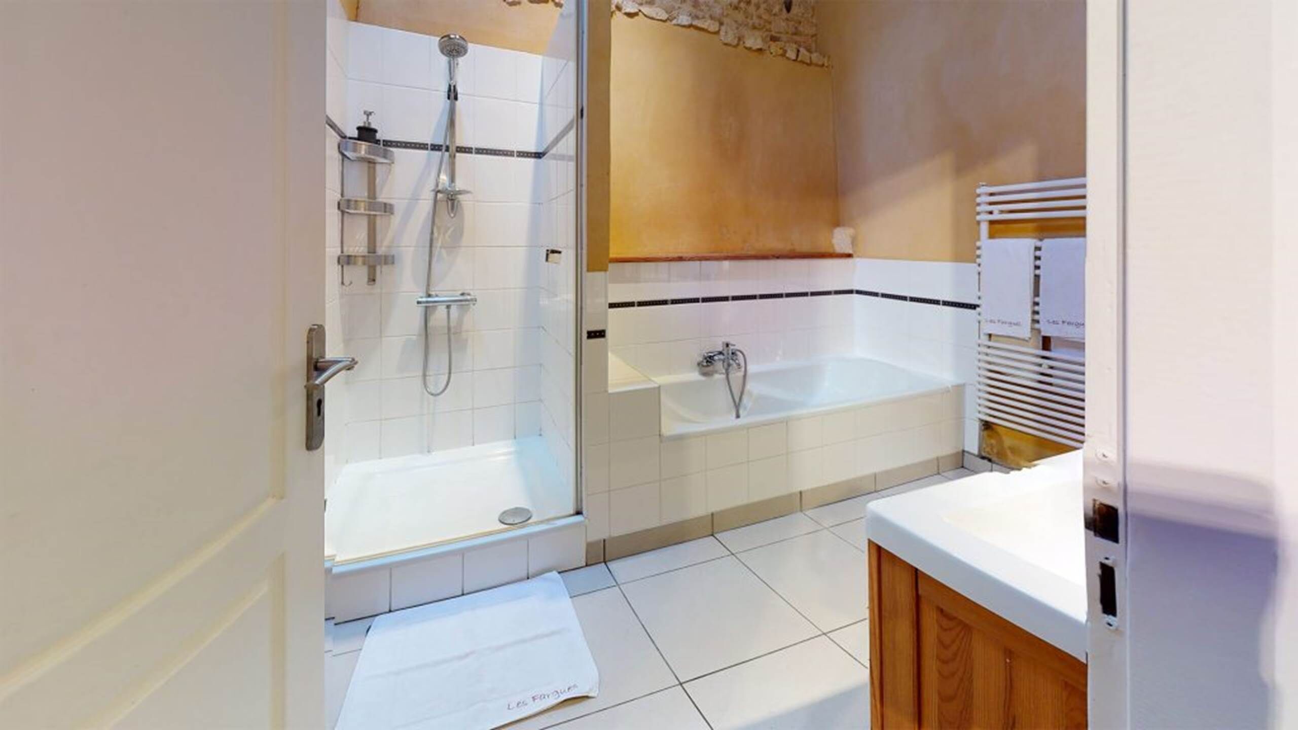Un bagno con doccia, vasca e lavabo.