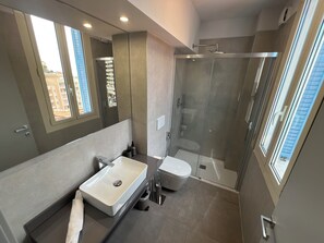 Douche, séchoir à cheveux, serviettes fournies, savon