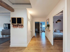 3 slaapkamers, een strijkplank/strijkijzer, gratis wifi, beddengoed