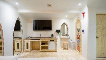 Standard Double Room, 1 Queen Bed, Non Smoking, Private Bathroom | Interior