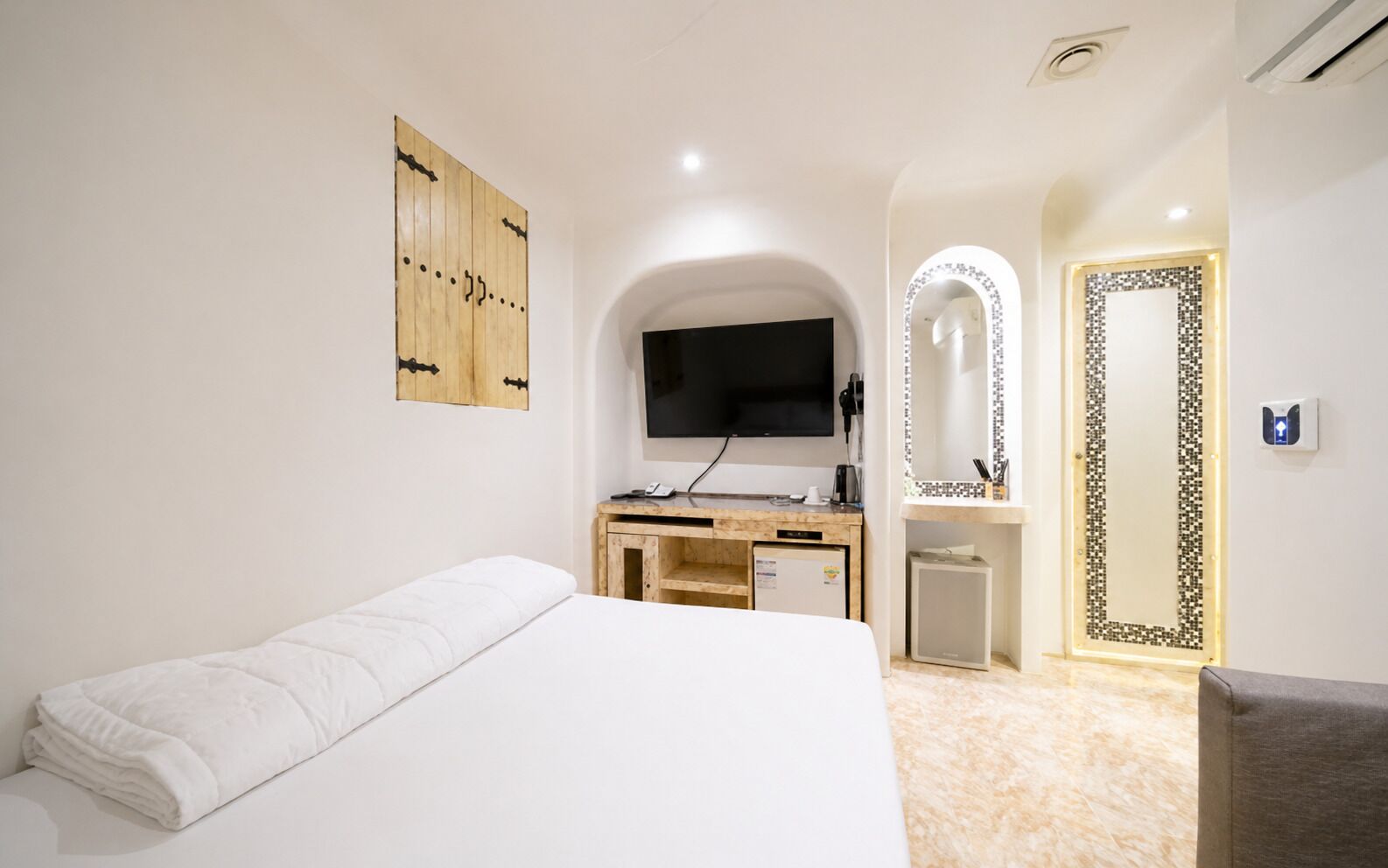 Standard Double Room, 1 Queen Bed, Non Smoking, Private Bathroom | Free WiFi