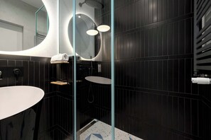 Shower, hair dryer, towels, shampoo - Spacious Apartment | Garden and Workspace (Wrocław)