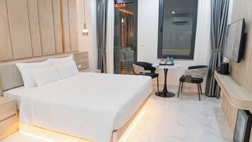 Phòng đơn Deluxe, quang cảnh thành phố | Két bảo mật tại phòng, bàn, màn/rèm cản sáng, phòng cách âm