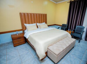 4 bedrooms, iron/ironing board, WiFi, bed sheets - Large Kimironko villa with jacuzzi (Kigali)