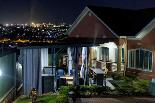 Large Kimironko villa with jacuzzi