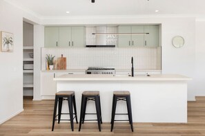Fridge, microwave, oven, stovetop - Ocean View Retreat | EV Charger | Family Friendly (Warrnambool)