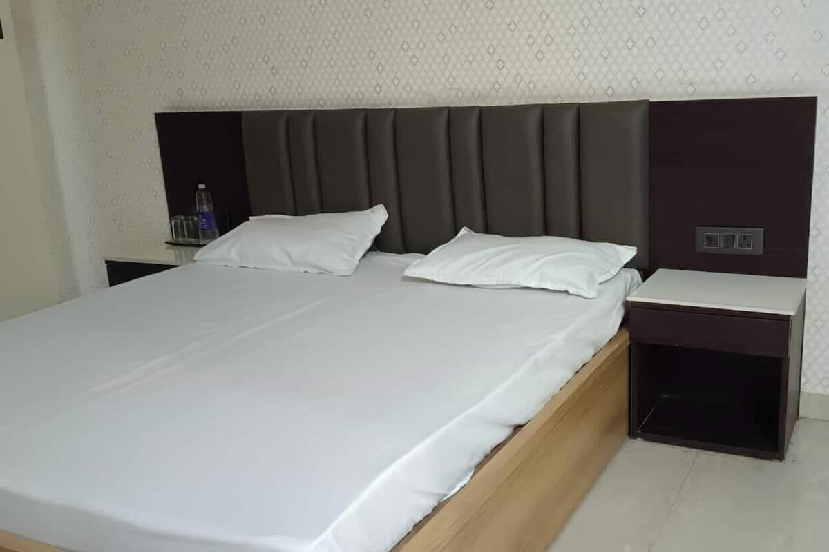 Deluxe Room | Rollaway beds, free WiFi, bed sheets