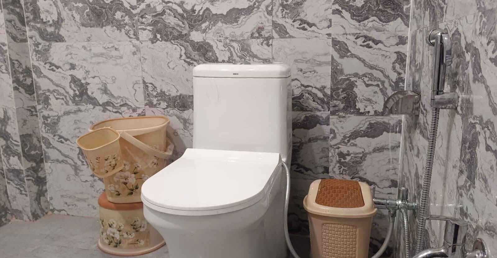 Deluxe Room | Bathroom | Shower, free toiletries, soap, shampoo