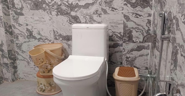Habitación Deluxe | Baño | Ducha, artículos de higiene personal gratuitos, jabón y champú