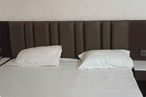 Chambre Deluxe | Lit d’appoint (supplément), accès au Wi-Fi (inclus), literie fournie