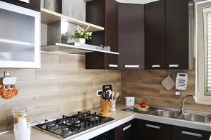 Fridge, oven, stovetop, cookware/dishes/utensils - Marylu' Holiday Home in Torre Specchia (Torre Specchia Ruggeri)