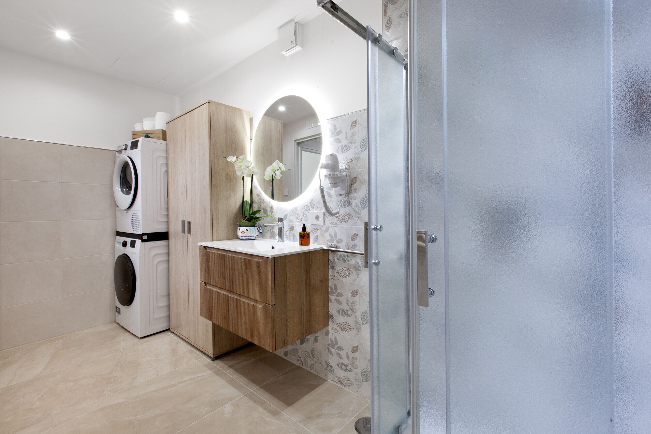 Shower, hair dryer, bidet, towels