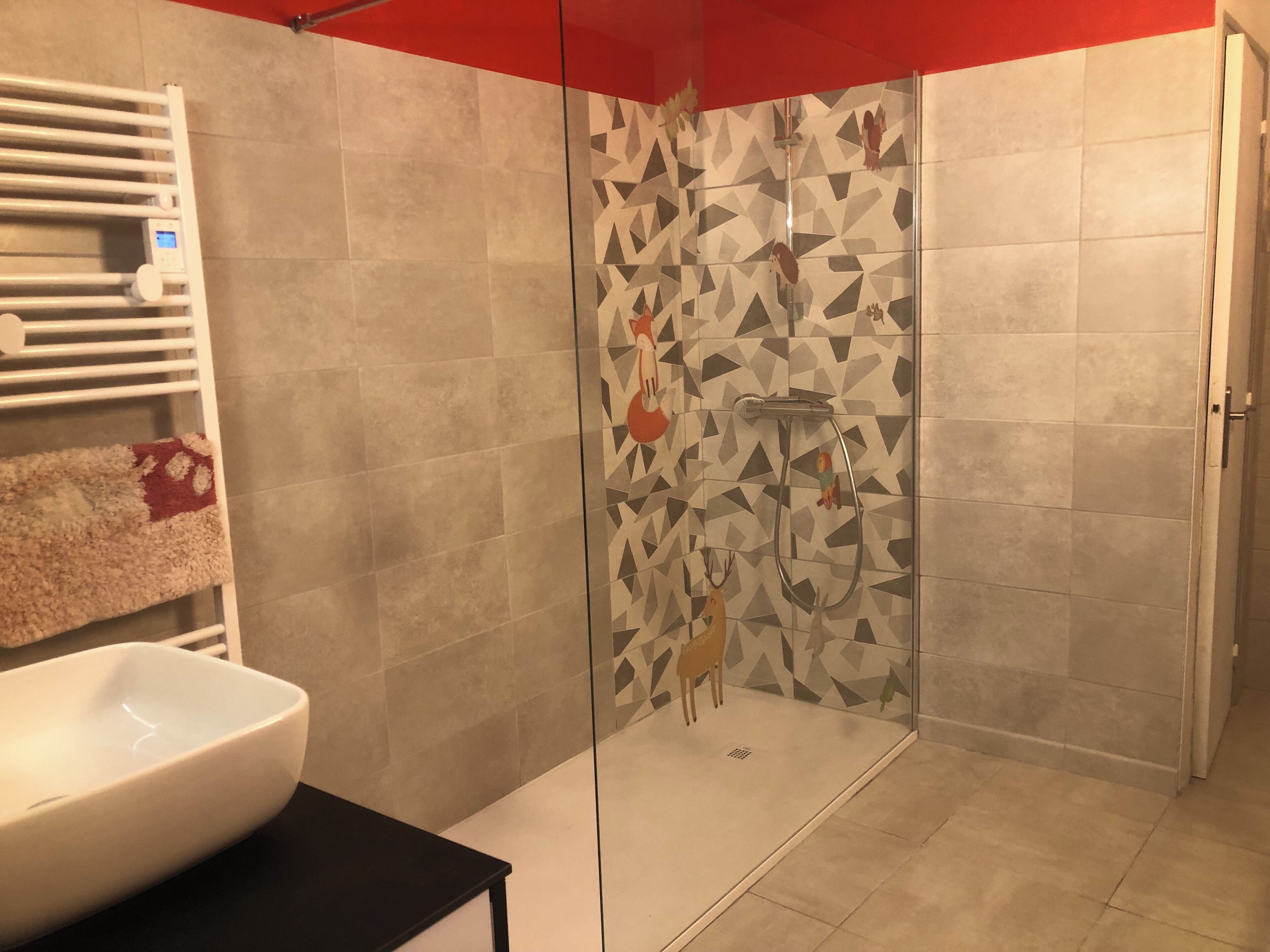 Douche, sèche-cheveux, papier toilette