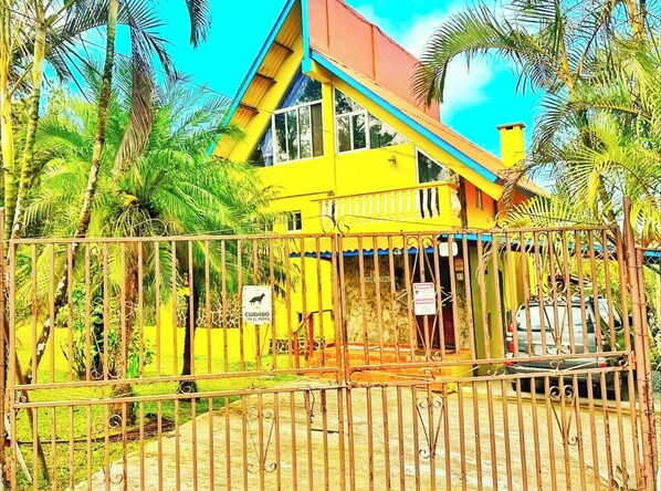 Exterior - La Husseyenda. Private Birdwatching Retreat in Cerro Azul’s Mountains in Panama (Panamá)