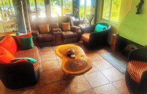 Living area - La Husseyenda. Private Birdwatching Retreat in Cerro Azul’s Mountains in Panama (Panamá)