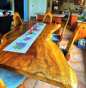 Dining - La Husseyenda. Private Birdwatching Retreat in Cerro Azul’s Mountains in Panama (Panamá)