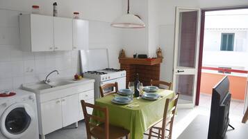 Kühlschrank, Herdplatte, Kochgeschirr/Geschirr/Besteck