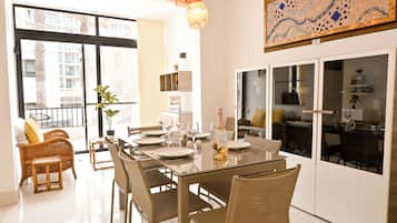Apartamento família, 3 quartos, 2 banheiros (Quiet modern apart near the sea blu) | Opções para refeição