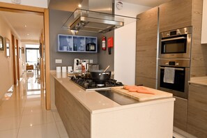 Departamento familiar, varias habitaciones, 2 baños (Quiet modern apart near the sea blu) | Cocina privada | Refrigerador, microondas, horno y parrilla de estufa 