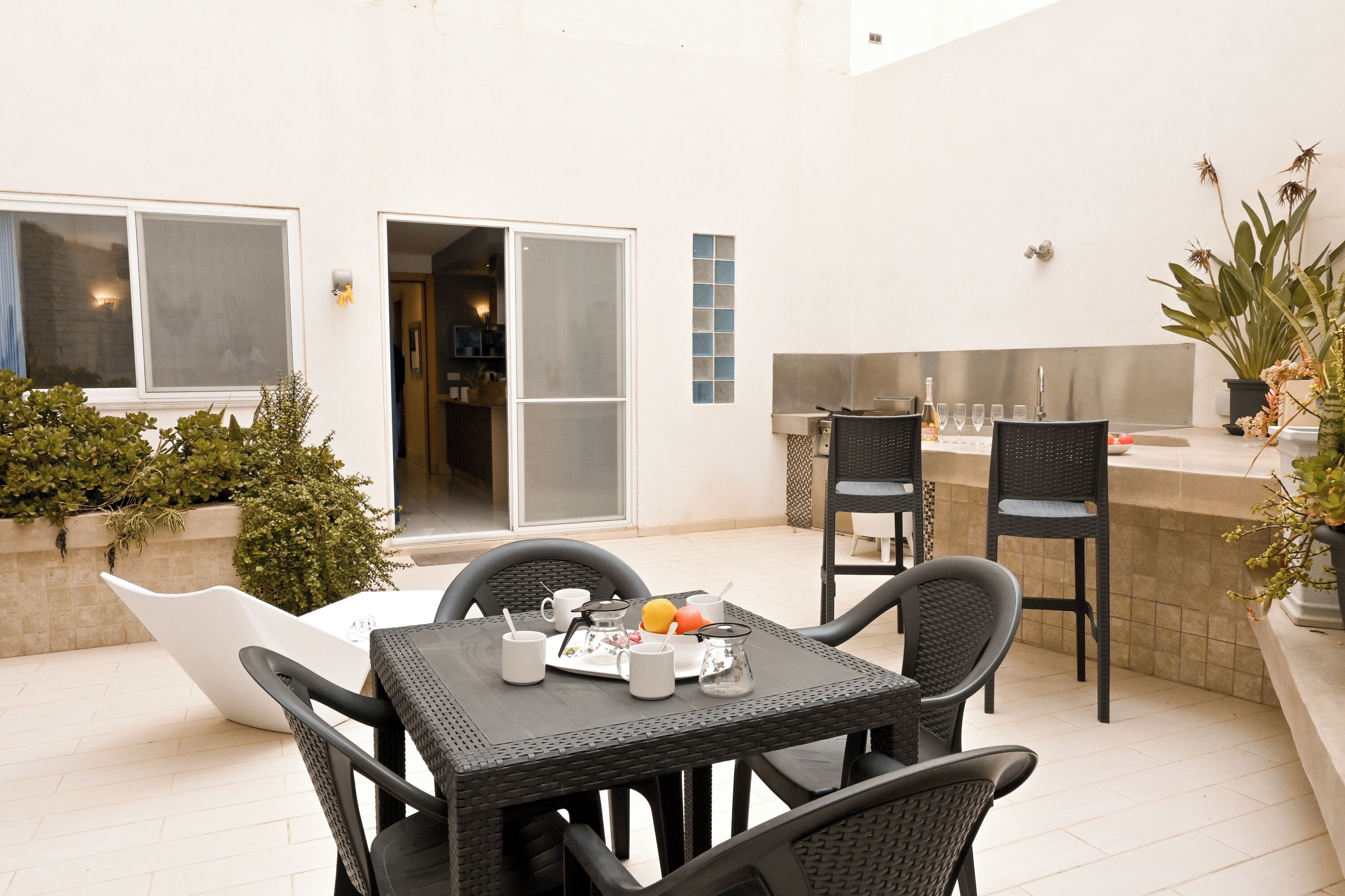 Apartamento familiar, 3 habitaciones, 2 baños (Modern & Terrace by the beach, 3brd) | Restaurante al aire libre