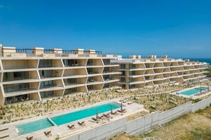 Exterior - Luxury penthouse with stunning ocean and Arch views. Features a rooftop deck with private jetted plunge pool, grill, ping pong table, and Starlink WiFi. Near beaches, top restaurants, shopping, and Cabo nightlife for the perfect getaway. (Cabo San Lucas)