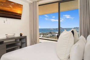Desk, iron/ironing board, free WiFi, bed sheets - Luxury penthouse with stunning ocean and Arch views. Features a rooftop deck with private jetted plunge pool, grill, ping pong table, and Starlink WiFi. Near beaches, top restaurants, shopping, and Cabo nightlife for the perfect getaway. (Cabo San Lucas)