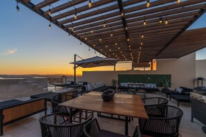 Outdoor dining - Luxury penthouse with stunning ocean and Arch views. Features a rooftop deck with private jetted plunge pool, grill, ping pong table, and Starlink WiFi. Near beaches, top restaurants, shopping, and Cabo nightlife for the perfect getaway. (Cabo San Lucas)